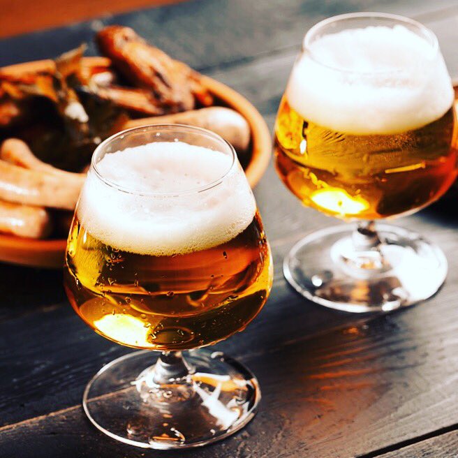 PintHub's tweet photo. Beers and bratwurst is my idea of a great lunch!! Do you have a favorite meal to pair with your favorite craft brew? https://t.co/zJnLx6Voml