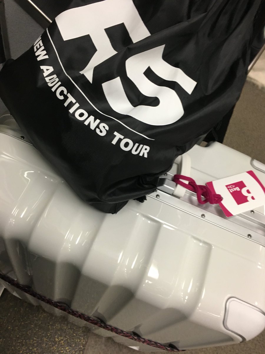 R5rockmk's tweet photo. くそ眠い。イタリアとフランスいってきま。R5のやつは一眼レフ。ほんで日本帰って来たら2週間もせんうちにロサンゼルスとニューヨーク。鬼ハード。いや金ぶっ飛び。 https://t.co/RXEDVnPHYn