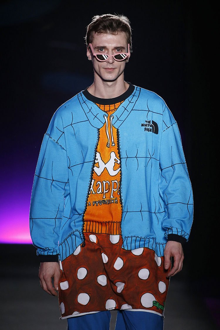 maria_almenar's tweet photo. Detalle: "The North Fake" 🤣 Una propuesta ácida, cargada de ironía contra las falsificaciones. Los jóvenes  de @KRobustella con los dibujos de Susana López. #080bcnfashion #TrendyFlock https://t.co/d8IyJ876Zq