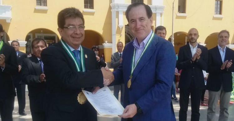 DiariodelSeguro's tweet photo. Antonio Huertas (MAPFRE) recibe la Medalla de Honor de la ciudad de Ica
https://t.co/QCwbU9bYTz https://t.co/KavwBZ59Zr