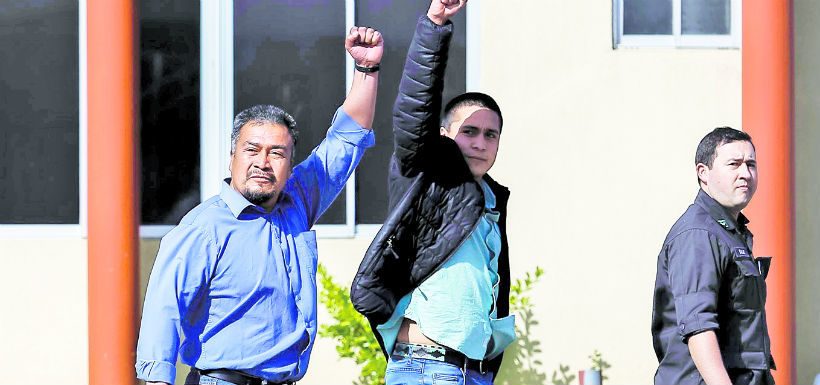 PIndigena's tweet photo. Operación Huracán: Fiscalía acusa a carabineros de manipular evidencia contra comuneros mapuche https://t.co/bFt7qalUd2 https://t.co/E6S6BuAWWj