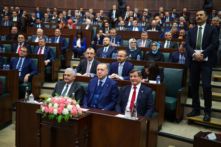 Sizlere hep söylerim,Ahmet Davutoğlu ve Abdullah Gül konusunda eleştirilerinizde sakin olun. Recep Tayyip Erdoğan ve Abdullah Gül dış güçlere öyle bir oyun oynuyorlar, ki bu bir gizli ajandadır. Milli davanın gizli ajandasıdır.Reisin Gül'e ve Davutoğlu'na verdiği görevler vardır.