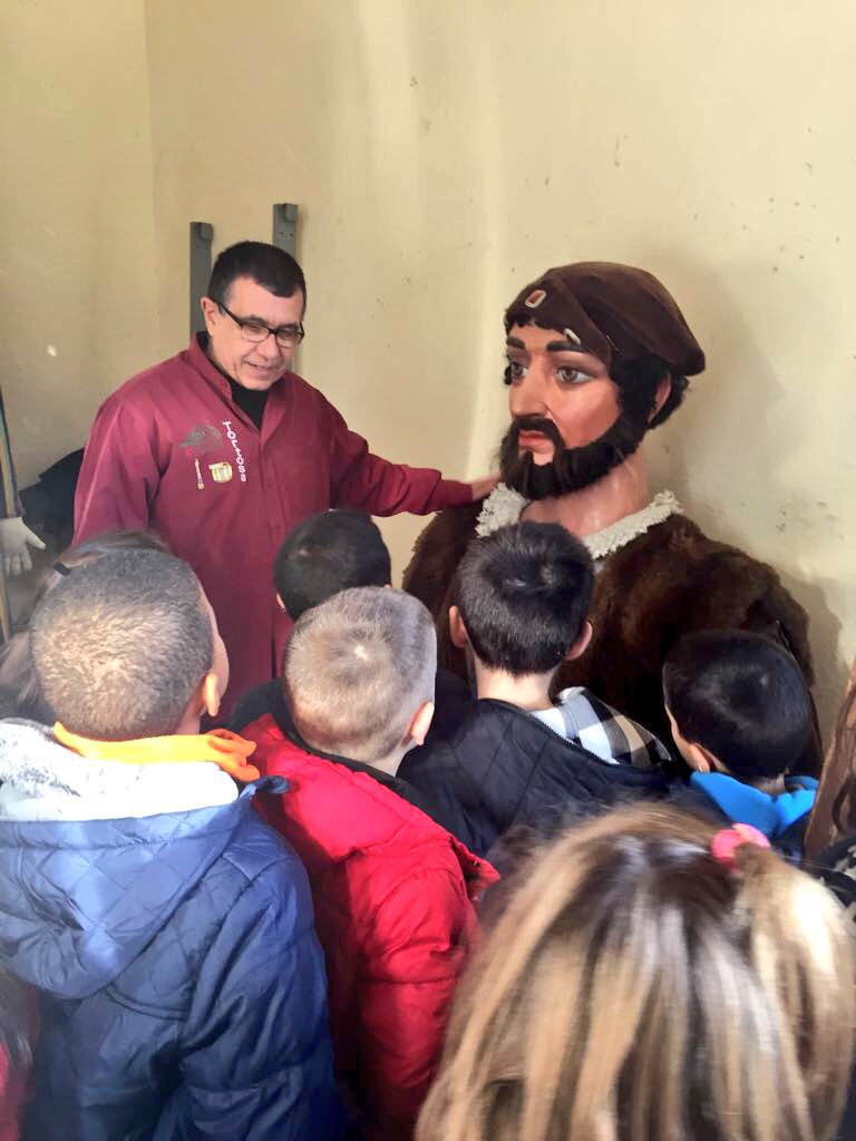 IEDMangrane's tweet photo. Avui, dia de #projectes hem visitat la Casa dels Gegants a #Tortosa Gràcies!!! @CollaTortos 👍👏😀 Els xiquet@s encara estan impressionats 😉 @MiquelAudi  @pili_mascarell #cultura @cultpopular_cat @Tortosa @ampaIEDM https://t.co/Xogh4AZvuM