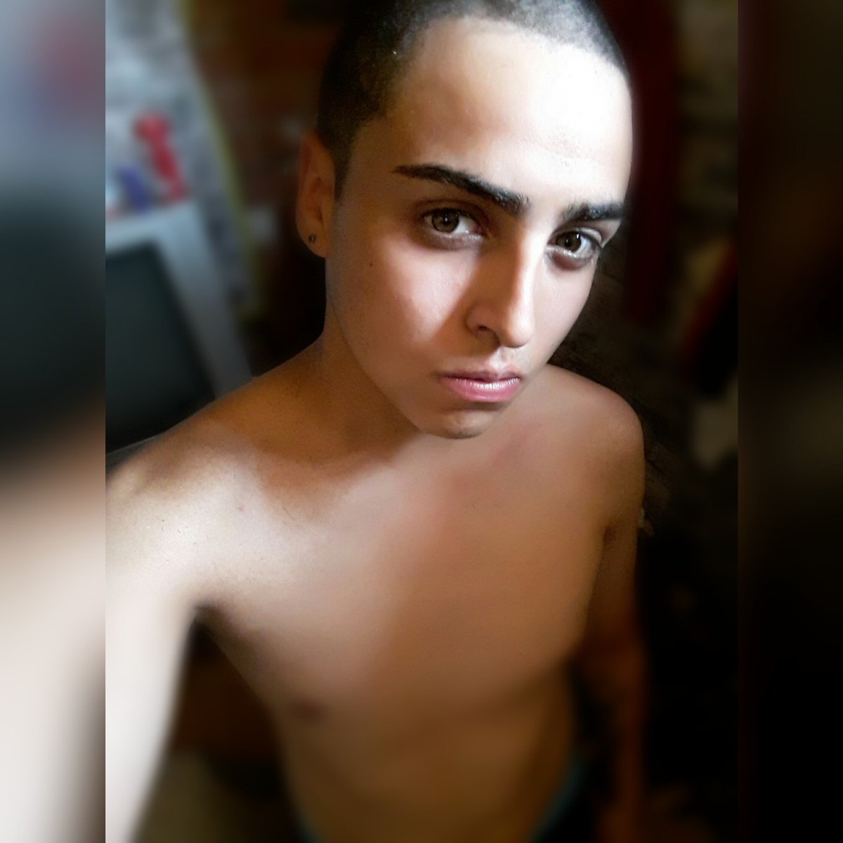 jamesalbornoz01's tweet photo. Los cambios parten de uno mismo, una nueva etapa en mi vida #rapado #emoezardecero #pelado https://t.co/BFtQOhg7W2