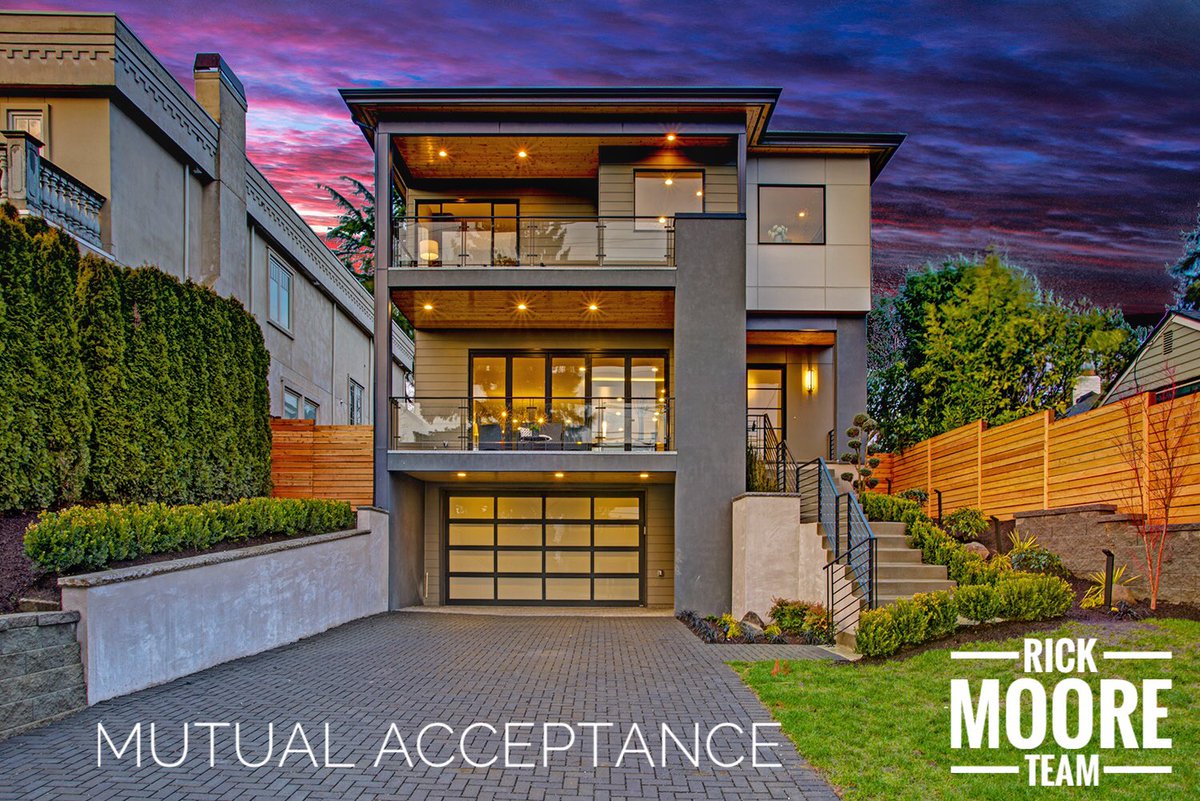 RickMooreTeam's tweet image. We’re moments away from this being sold! The Rick Moore Team received a FULL price offer within a week. And we said yes! Who wants to know what their home is worth?