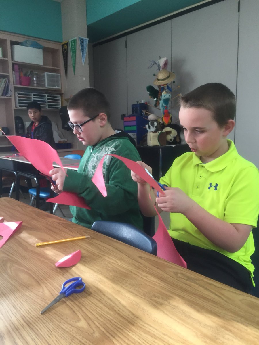 scompton2015's tweet photo. Kind Club having fun making valentines &amp; writing kind quotes.#weareaycock #kindness#friends https://t.co/gepd281UOl