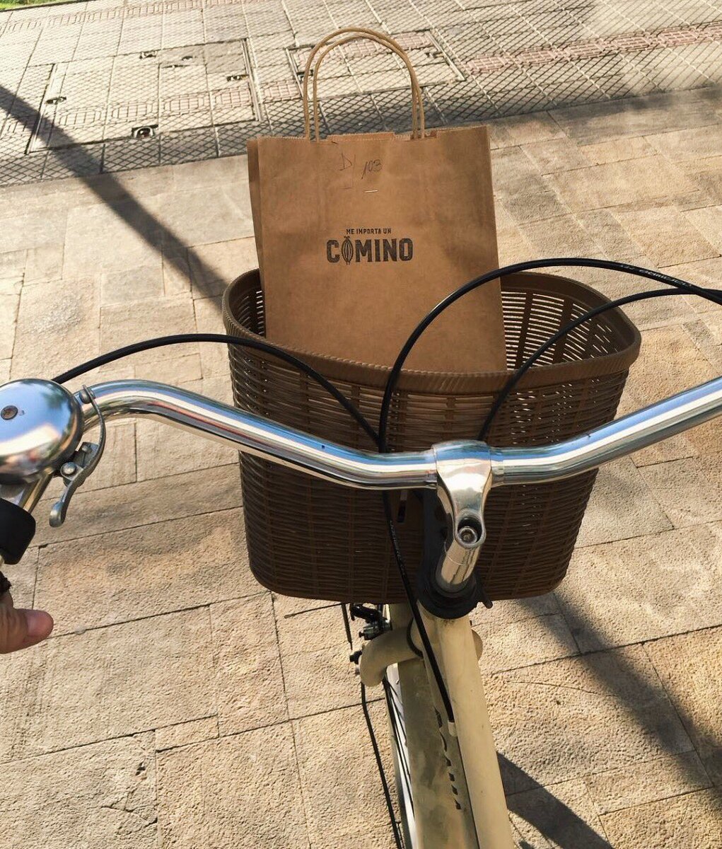 Acá va una clienta feliz con su #GuiaComino, el regalo más útil y sabroso!! 🚲🎁 Recuerda que la encuentras en las principales librerías del país, tiendas como Almazán, <a href="/mundodelvinocl/">El Mundo del Vino</a> y The Matket o la puedes comprar directamente con nosotros por mensaje (con despacho o retiro)