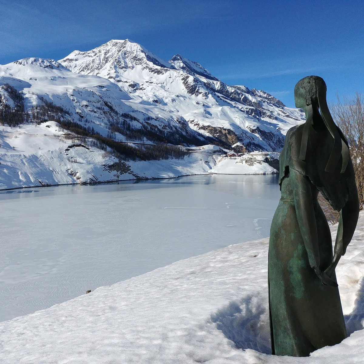 guidespacekilly's tweet image. Le lac du Chevril a gelé, c&apos;est un mois plus tôt que les autres années... Pourtant janvier a été plus chaud que d&apos;habitude. Etrange...