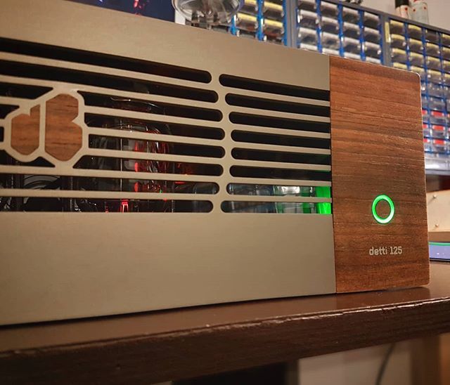 deBontAmps's tweet photo. Detti 125 #tube #poweramp for #bass is done! 125  watts of bass-muscle and companion to the Viđur #preamp. Another milestone moment. Next up, photoshoot by @thijsgaasendam https://t.co/ipS6sojDAk https://t.co/cxQWWy6BrG