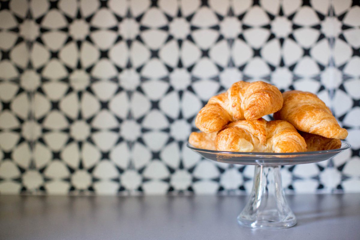 CaesarstoneUSA's tweet photo. We're not #flaking on #NationalCroissantDay! Shawna Underwood Interior Design with Sleek Concrete. 
Learn more about this hue: https://t.co/xS8dOyI1L9 https://t.co/oidXKCyxhD