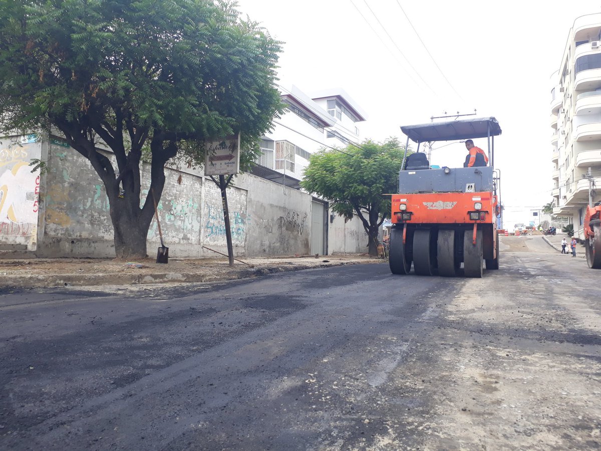UGPManta's tweet photo. #PlanHidrosanitario de la #ParroquiaManta.
Iniciamos reposición de asfalto en #Calle15 desde la #Avenida4 hasta la #Avenida6.
Aquí se colocó tubería de 500 milímetros del nuevo colector de aguas residuales que desemboca en la intersección con la Av. Malecón (Redondel del Atún). https://t.co/O2iZafr5oV