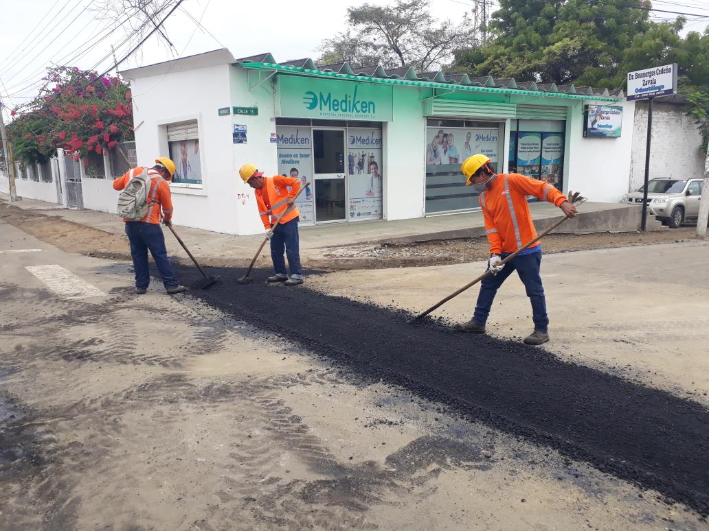 UGPManta's tweet photo. #PlanHidrosanitario de la #ParroquiaManta.
Iniciamos reposición de asfalto en #Calle15 desde la #Avenida4 hasta la #Avenida6.
Aquí se colocó tubería de 500 milímetros del nuevo colector de aguas residuales que desemboca en la intersección con la Av. Malecón (Redondel del Atún). https://t.co/O2iZafr5oV