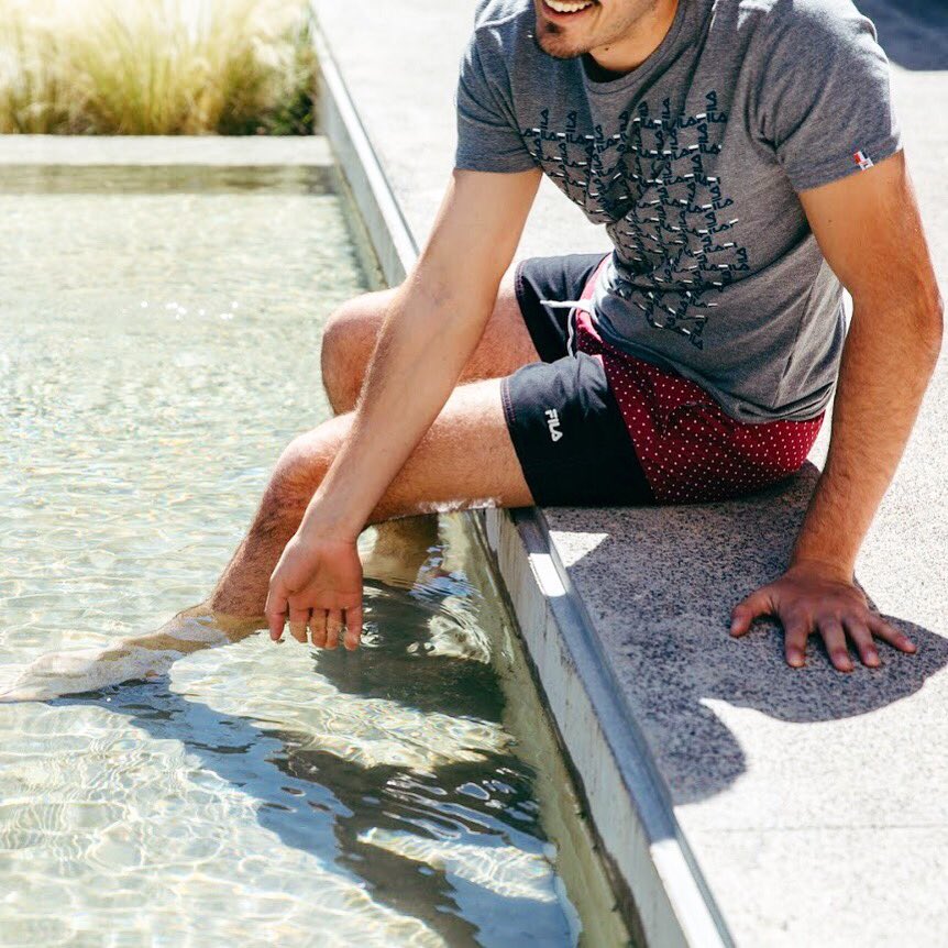 filaargentina's tweet photo. Disfrutá del verano con toda la onda de Fila, todavía queda tiempo. 😉☀️
#VeranoFila #EstiloFila #FilaCasual #Pileta #Verano #Sol #Casual .
👉🏼 https://t.co/T1owAEtQWv 👈🏼 https://t.co/js6gm8Eh6R