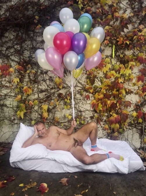 correards's tweet photo. La réponse de Juergen Teller à Jeff Koons ? 😂😂😂 https://t.co/0sgSnEqn8k