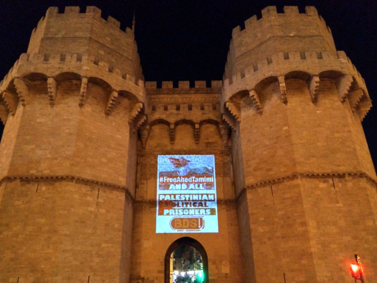Avuí hem projectat aquesta imatge en suport de #AhedTamimi i tots els presos polítics palestins a les Torres de Serrans, un dels monuments més emblemàtics de #València.
Contra l'#ApartheidIsrael --> #BDS
#FreeAhedTamimi