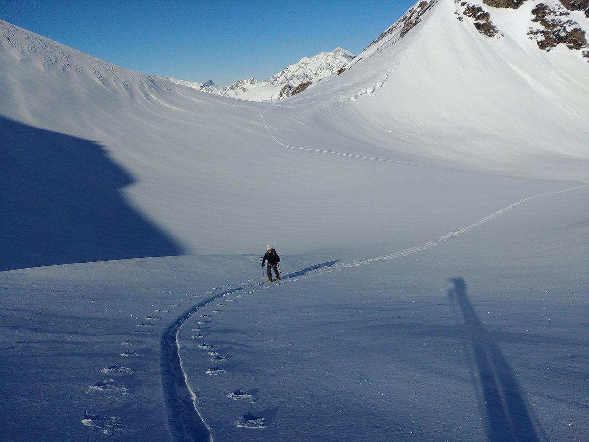 guidespacekilly's tweet image. Savoir faire un trace, inscrire son dessin dans une montagne lumineuse, en proposer l&apos;élégance à ses compagnons de randonnée, est une mission essentielle du guide de haute montagne.