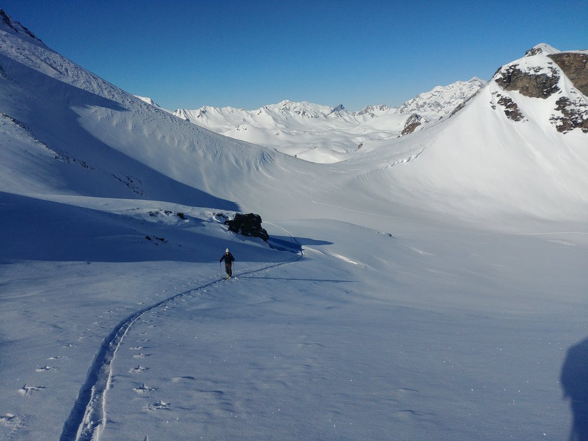 guidespacekilly's tweet image. Savoir faire un trace, inscrire son dessin dans une montagne lumineuse, en proposer l&apos;élégance à ses compagnons de randonnée, est une mission essentielle du guide de haute montagne.