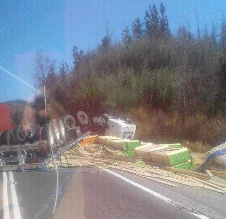 [Hace Instantes]  camión volcó en la Ruta L30M, a la altura de Santa Olga. El conductor quedó con lesiones leves.