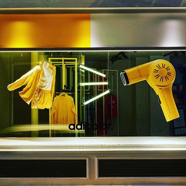 Adidas Originals, Carnaby London. January 2018.

#windowdisplay #adidas #adidasoriginals #windowdisplay #window #vm #retail #retaildesign #hairdryer #fashion #design #creative ift.tt/2GtstZD