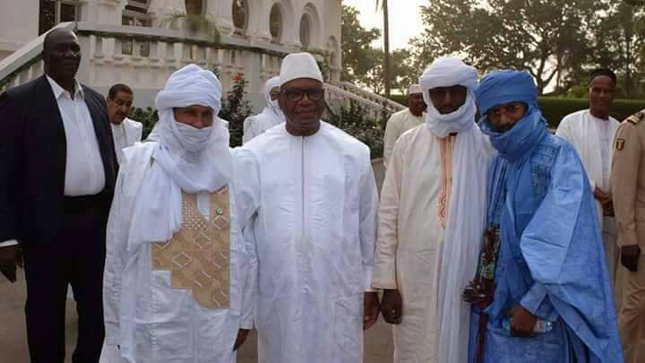 Walid_Leberbere's tweet photo. #Mali
#Ibk a reçu cet après-midi, une délégation de 30 personnes dont des maires , conseillers communaux , chefs de villages , chefs de fractions, leaders religieux et légitimes traditionnels des communautés des #Imouchagh #Kel_Essouk et #Armas de la région de #Tombouctou https://t.co/YfCer2smqp