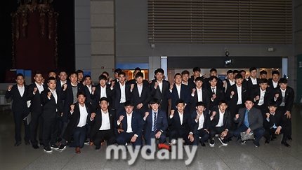 MyKBO's tweet photo. Early morning for Hanwha's foreign trio of @jhoying3035, @K_Samp2, and @JasonMWheeler as they and the team get ready to fly to Okinawa for Spring Training https://t.co/9qL25WdFZG