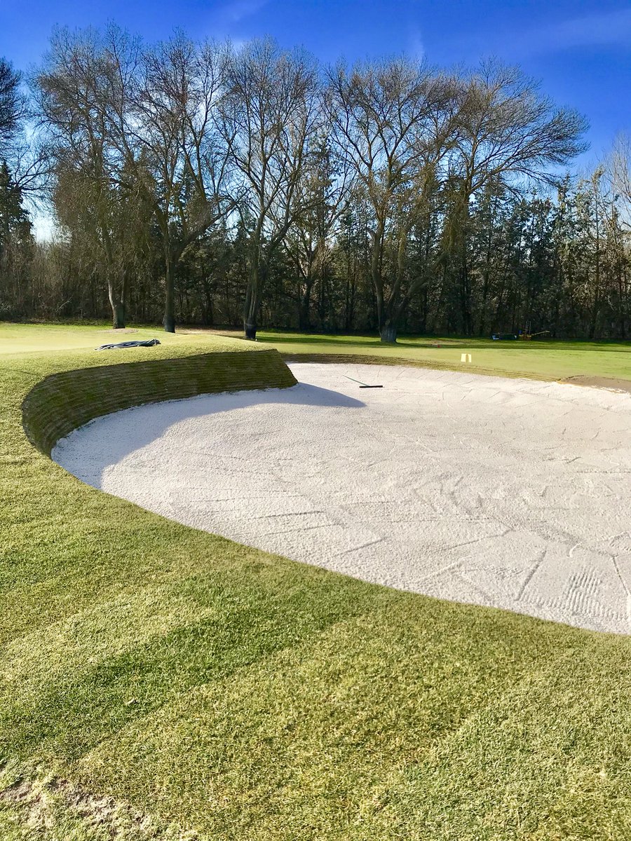 Mafergolf's tweet photo. Impresionante resultado en las obras del hoyo 18 de Club de Golf Lomas Bosque en Madrid. Primer campo de golf en España con la combinación de @billybunker &amp; @durabunker. https://t.co/hYcN9Otcnm
