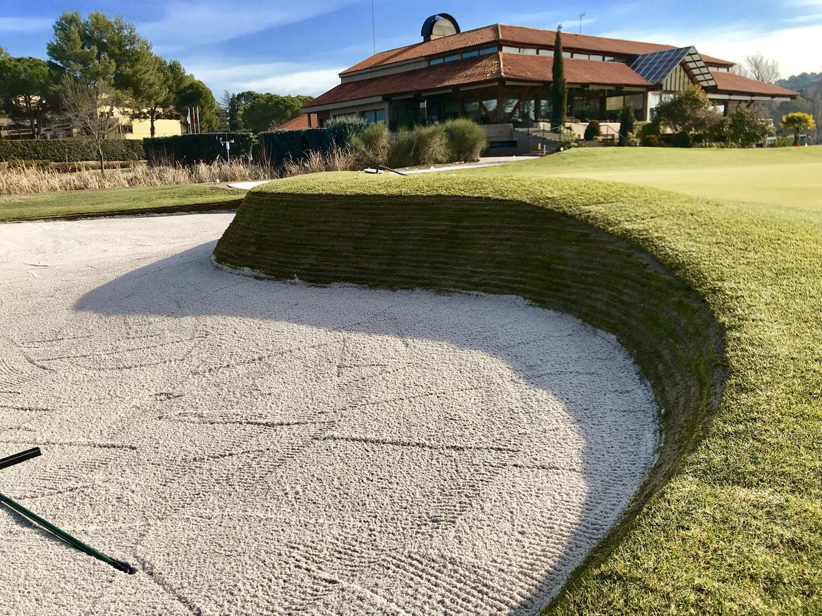 Mafergolf's tweet photo. Impresionante resultado en las obras del hoyo 18 de Club de Golf Lomas Bosque en Madrid. Primer campo de golf en España con la combinación de @billybunker &amp; @durabunker. https://t.co/hYcN9Otcnm