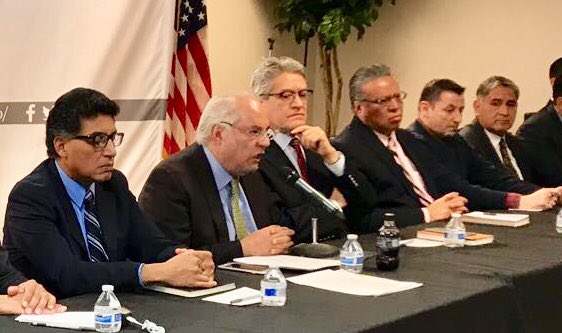 ConsulMexCho's tweet photo. #AlMomento Cónsul General  @cjimenezmacias sostiene #ReuniónDeTrabajo con todo el personal de @ConsulMexCho sobre directrices a llevar en 2018. Siempre unidos a fin de ofrecer un excelente servicio para nuestros connacionales! #DiplomaciaConsular 🇲🇽@SRE_mx https://t.co/gc0jBnIYT1