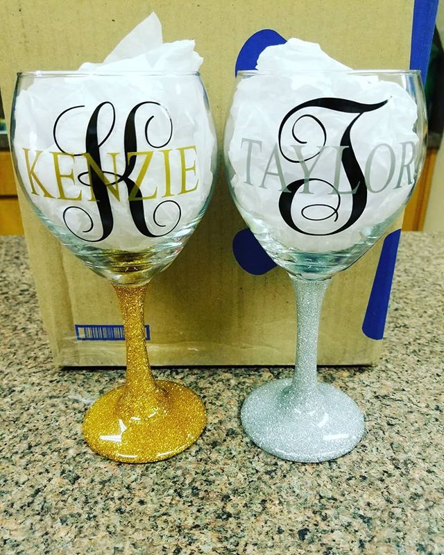 kraftylittlesister.etsy.com. #wineglasses #monogramit #goldglitter #silverglitter #KraftyLittleSister #kraftysister ift.tt/2BFwfv8