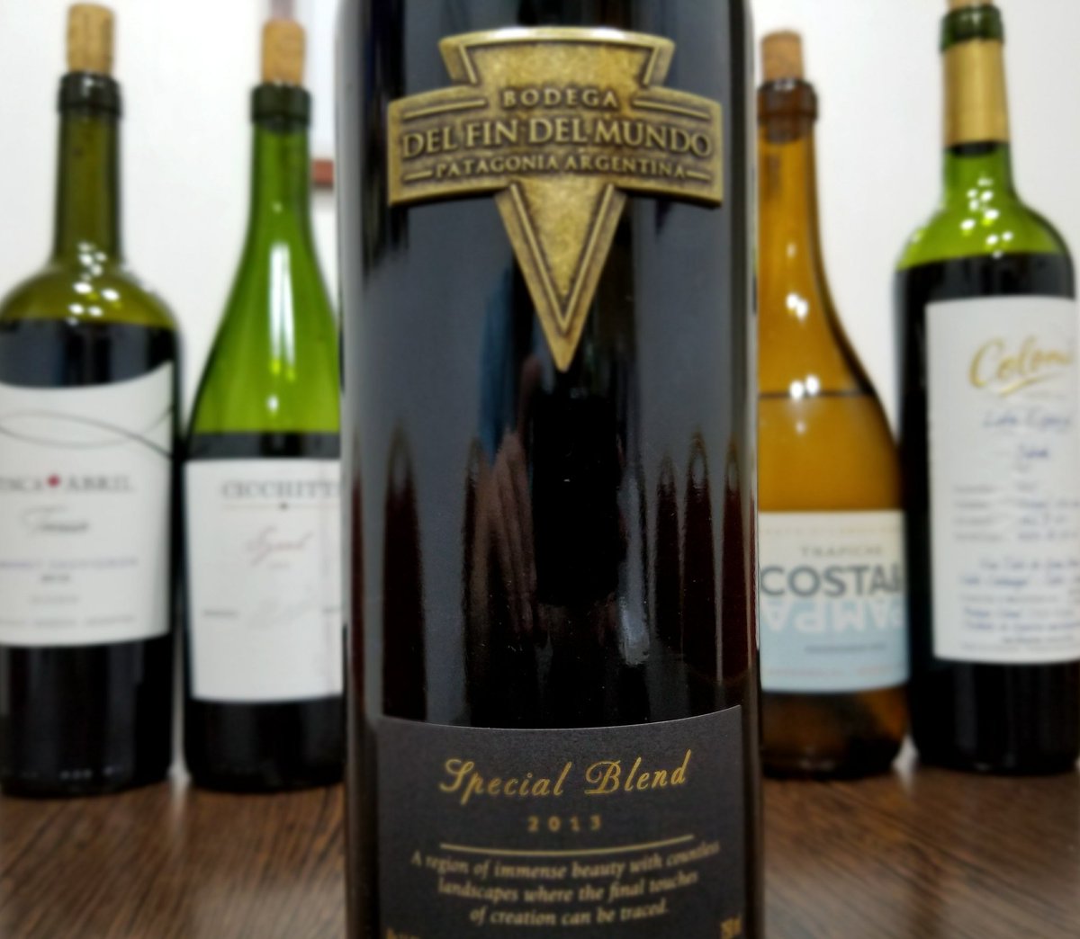 Gran blend de #Patagonia 🔝🏔 Podría ser un resumen de la zona: gran acidez por el frío, buena expresión (vientos), pero fruta, seda y tanino amable y redondo. 
94 puntos según el panel para un vino que no permite esconderse al sacarle fotos 🍷😁.