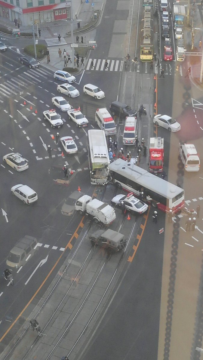 広島バスと広電バスが衝突事故で18名が怪我→事故が発生した場所から原因を推測