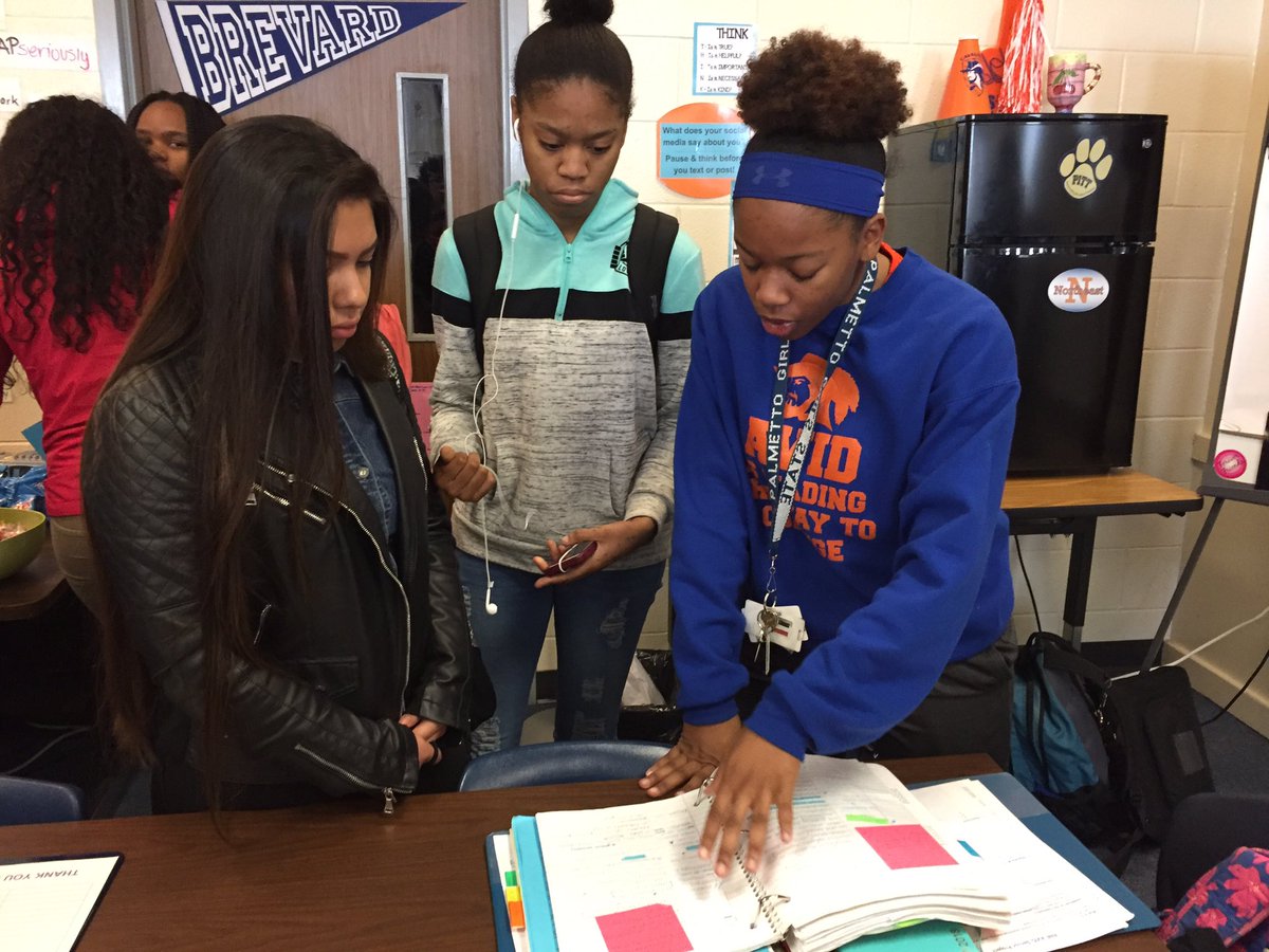 lrayl5's tweet photo. RNE AVID looking for future AVID students at our first Open House and I am sure we found many @Sabrina_suber @mpbcab @RNESaber @RNECavaliers @RichlandTwo @RNE_Counseling https://t.co/61tOBV3bEd