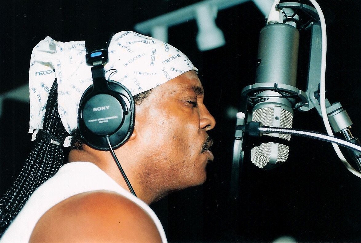 GroovyMayor's tweet photo. Vocal session I did awhile back w/ Charlie Wilson 
at my old home studio. 

#HBD #CharlieWilson #Singer #GapBand #MusicBrother #RecordingSession #Vocals #HomeStudio #cadmicroohone #Avalon737 #micpre #SonyHeadphones #TheSoulShack #MusicProducer #ProducerLife #LifeWithTheMayor https://t.co/sRSLzd3m6A