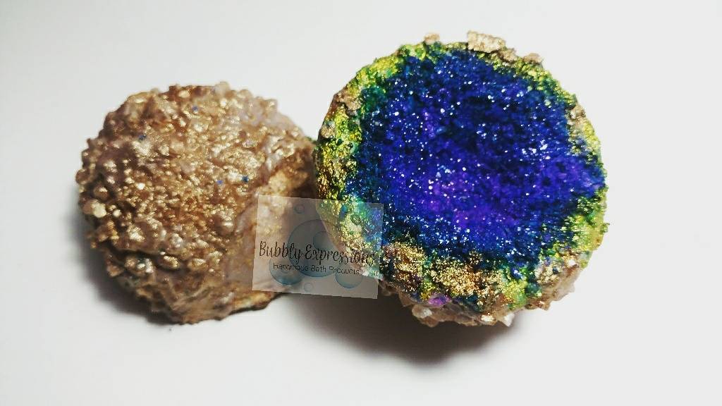 LeahCombs01's tweet photo. So in love with how this #geode #bathbomb turned out! https://t.co/HhitL0sjWq