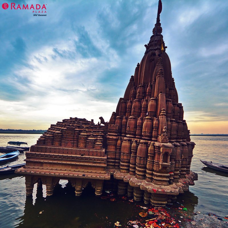 ramadaplazavns's tweet photo. The submerged temple of Lord Shiva in the river Ganga was built on Scindia Ghat. It is said that the temple couldn't support its own weight and collapsed. Visit this piece of art during your visit to Varanasi. #Ghats #TemplesinVaranasi #RamadaPlaza #Varanasi https://t.co/FVYWeYdwjT
