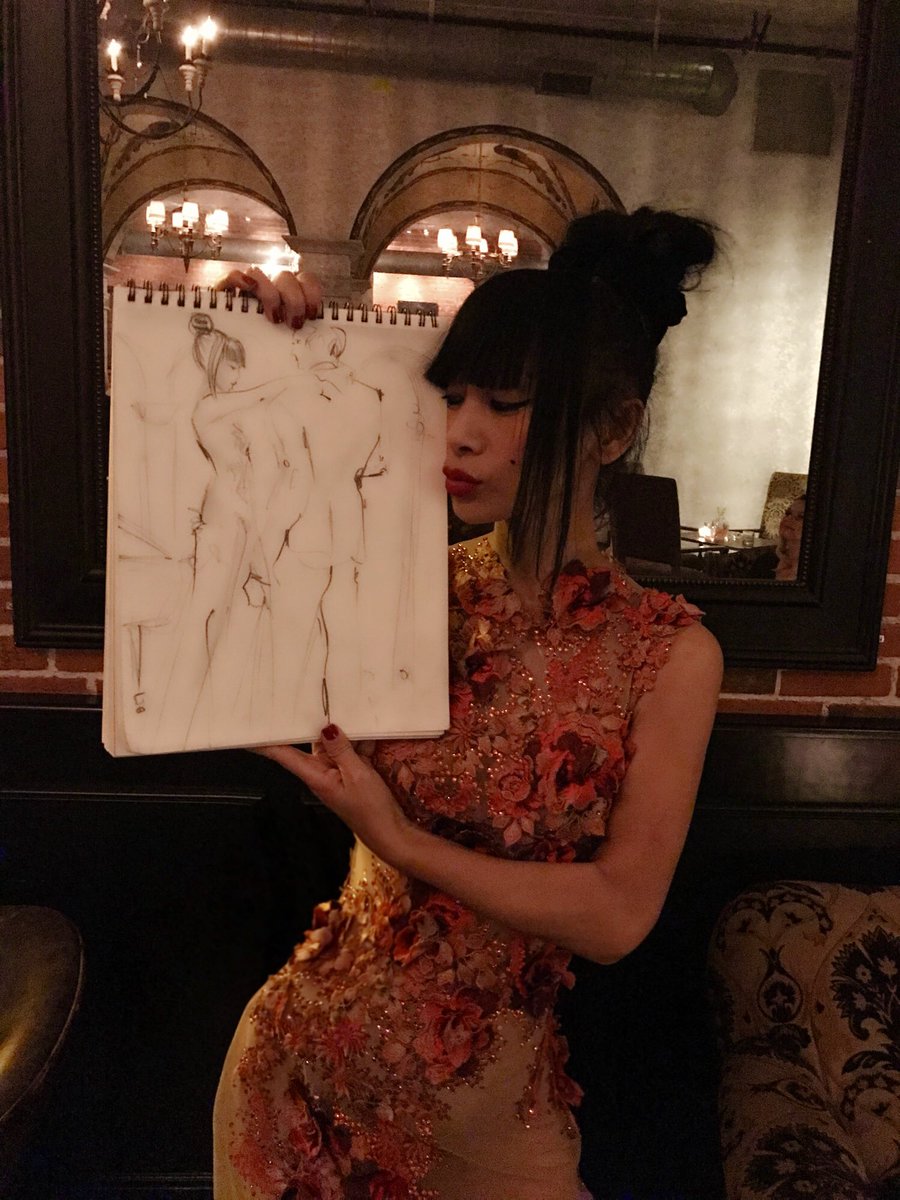 RealBaiLing's tweet photo. Me with my #portrait in a very classic event, With #elegant #5coursedinner and then a 1940’s #paris show wow I am so excited 😆 
Cookie: love is romance 💋💋 #nuitblacheshow #actress #bailing #hollywood #dance #singing #hot #show #french #白灵 #好莱坞 #中国明星 #法国晚餐 #french https://t.co/B5jcjVWmAN
