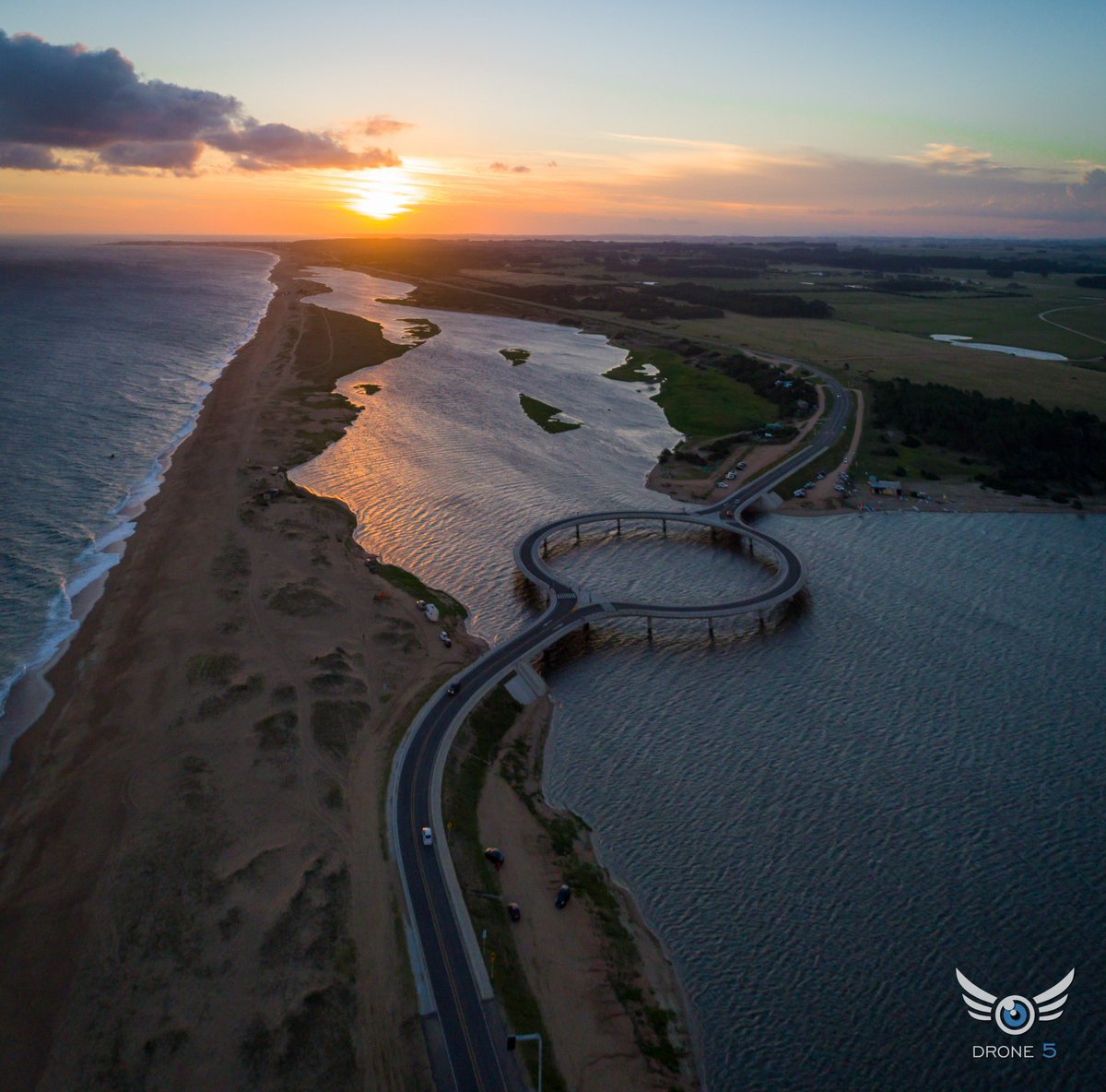 PuntadelEsteS's tweet photo. ¡Como nunca lo viste!: Puente sobre la Laguna Garzón cuando se acerca la noche. Muy cerca de #PuntadelEste 
Vía @ArquitecturaInu absolutamente 
DESLUMBRANTE desde un #drone https://t.co/goxHpkqFs0