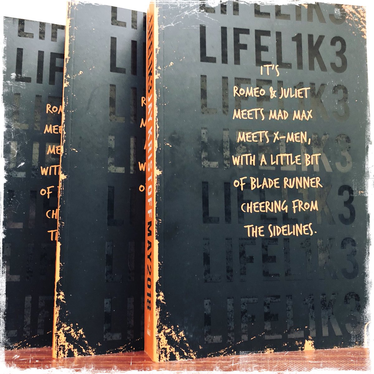 AUS and NZ droogs! I have 3 of these splendiferous #LIFEL1K3 ARCs from <a href="/AllenAndUnwin/">Allen & Unwin</a> to give away! RT to enter by Feb 1, Aus &amp; NZ only (sorry everyone else).