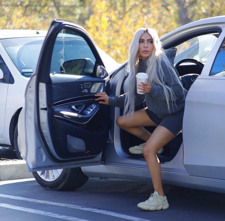 KanyeTeam's tweet photo. Kanye got Lela Star to model for #YeezySeason6 https://t.co/jTfWNCbC2I