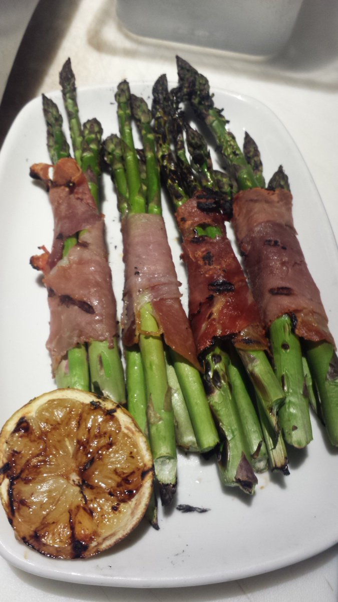 vivoristorante's tweet photo. Great Italian food @vivoristorante 780-756-7710 for reservations or pickup/takeout or @SkipTheDishes #yegfood #yegrestaurants #yeg #greatfood
#caprese #asparagus #greatfish #fettuccine Ask Chef Dylan for his Nutella Brownie! #yummyfood https://t.co/MSiZQYwD6Y