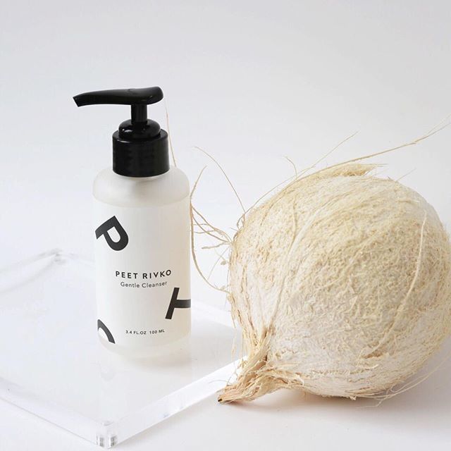 Our favorite way to cleanse: apply water to dampen hands and face first, and apply 1-2 pumps of cleanser. Gently massage onto face, then rinse and pat dry with a towel. Our washcloth of choice: organic cotton or bamboo 👌🏽 #peetrivkotip ift.tt/2ErZR20