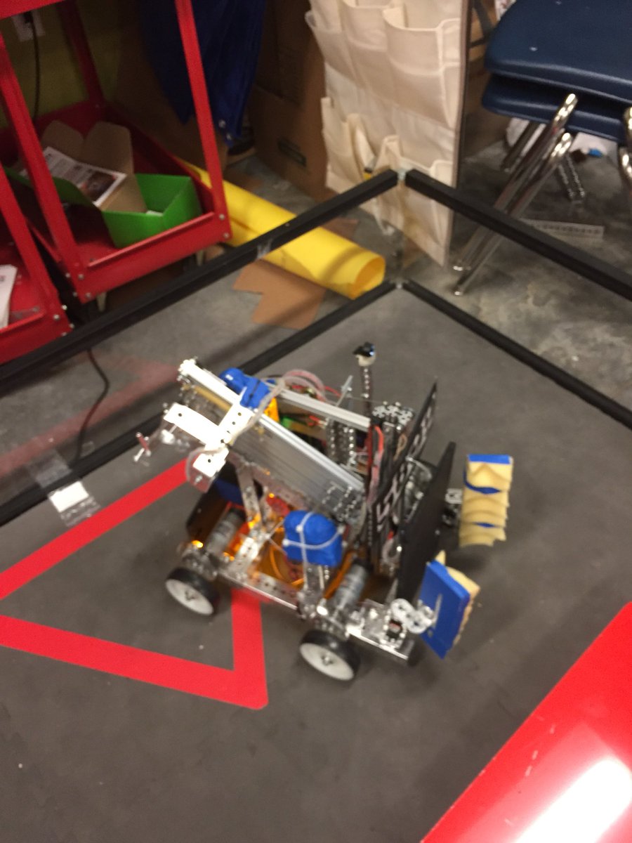 FTCTeam5899's tweet photo. when our robot succeeds in autonomous #blessmyrobot https://t.co/8mAZgrYwak