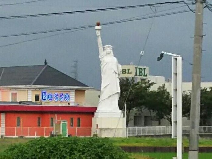 群馬県藤岡市の自由の女神像。道の駅ららん藤岡の道路を挟んだすぐ西側