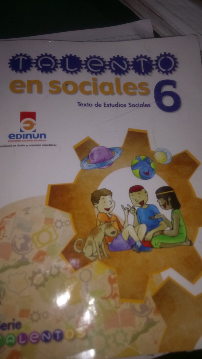 yluminaty's tweet photo. Estoy estudiando con mi hija y me sale con que la revolución liberal fue protagonizada por Alfaro y Rafael Correa, cuando le dije de dónde sacó eso me enseña los libros. Miren ese pr��cer de la derecha. https://t.co/74HUYM5huX