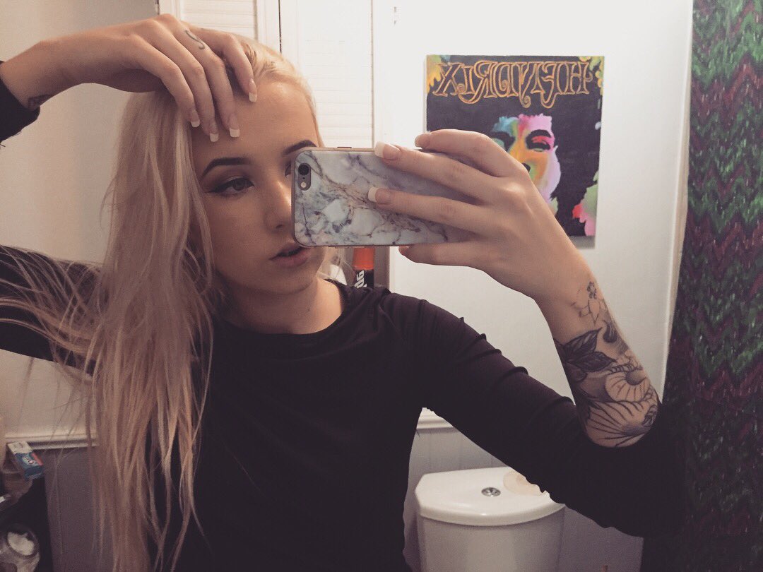 KieraLine7's tweet photo. Here’s some pics cause you haven’t seen my face in a minute.. https://t.co/xSrGuQkMDa