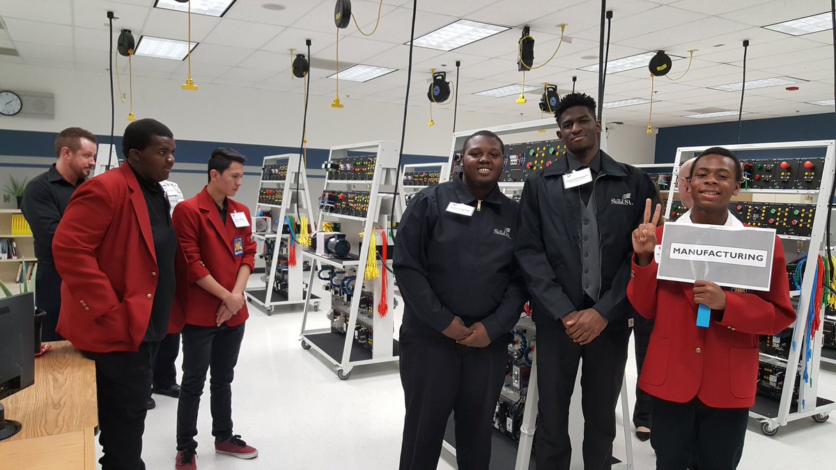 YvetteBWilliams's tweet photo. Warm welcome from students attending #DesertRoseTechCenter so proud to show off their programs & share their accomplishments. TY @CCSD_Trustees for supporting this & @MikeMbarton for your leadership/hard work & putting together a great team to make this happen. @PatatCCSD @CCDBC https://t.co/ZgO5dQMgnb