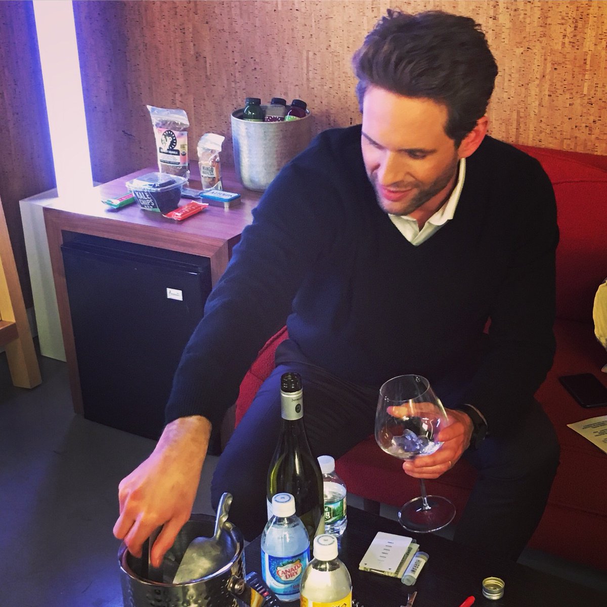 GlennHowerton's tweet image. Prep for @LateNightSeth mostly consisted of drinking white wine spritzers. Consequently that’s also how I prepare for everything.