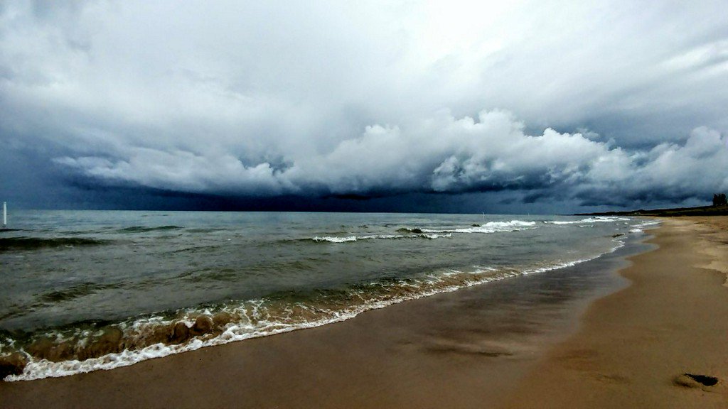 FOX17's tweet image. Foxconn wants to tap 7 million gallons of water a day from Lake Michigan bit.ly/2DQI7fC