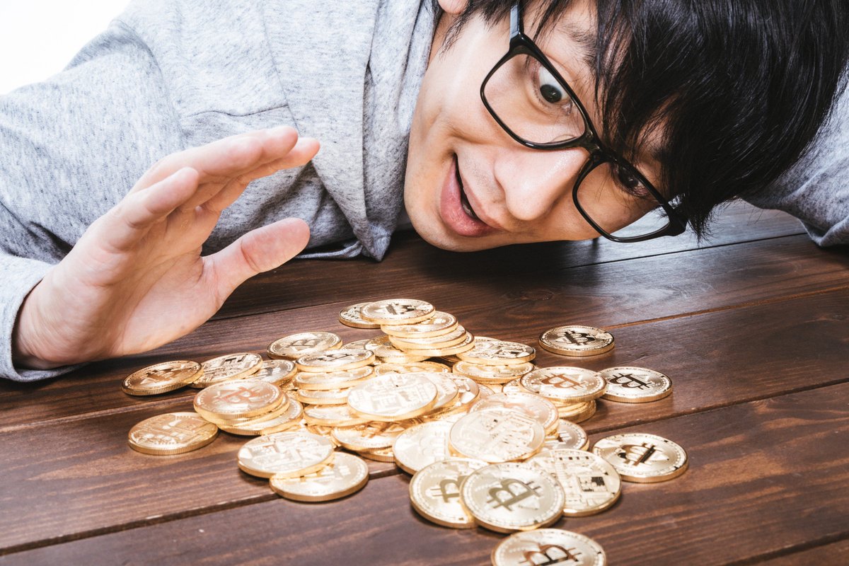 すしぱく Ar Twitter ぱくたそフリー素材に ビットコインを持った大川竜弥さんの写真を追加しました まだ仮想通貨持ってないの モデル 大川竜弥 T Co Loysfyxcof