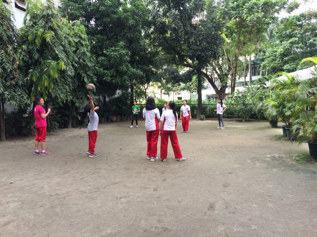 kimadriano3's tweet photo. Nung unang Semester ko sa UE, kami yung matapang na naglalaro jan eh (2015 2nd Sem). Kahit guard na yung kumukuha ng bola namin. Yung kahit di ka namin kilala magiging kaibigan kana din namin. Nakakamiss lang talaga kasi jan nabuo yung unang mga kaibigan ko sa UE. #TeamPlayground https://t.co/HN09H6Oh6g